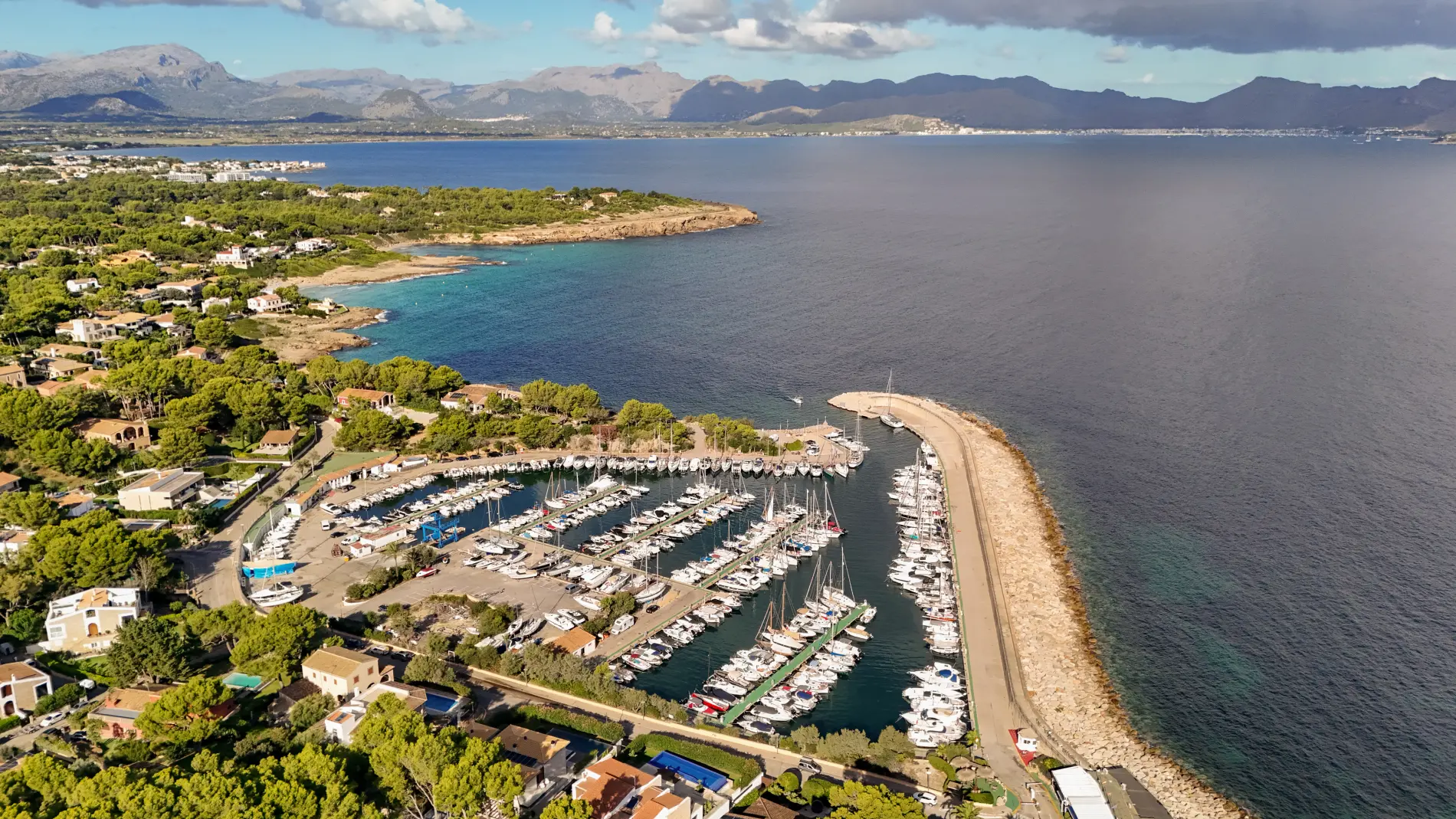 Vue aérienne de Marina de Bonaire et de la baie de Pollença à Majorque